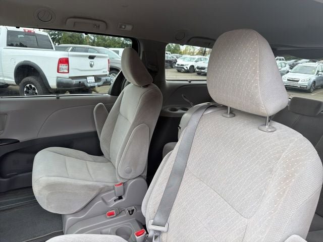 Used 2018 Toyota Sienna LE FWD image 24