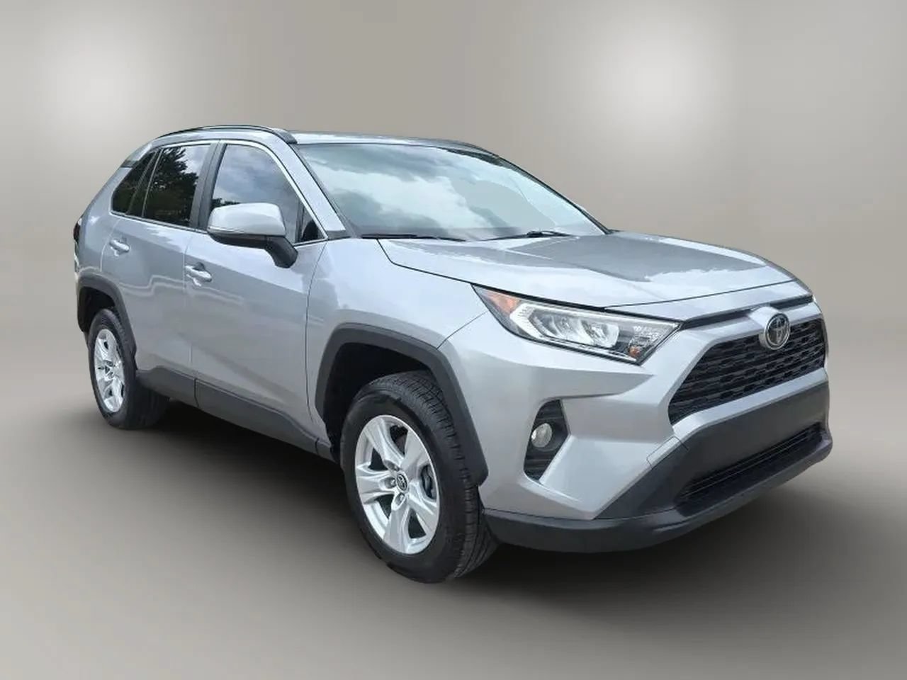 Used 2019 Toyota RAV4 XLE FWD image 3