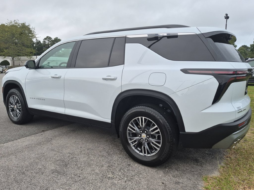 Used 2023 Chevrolet Traverse LS w/ Safety Package FWD image 6