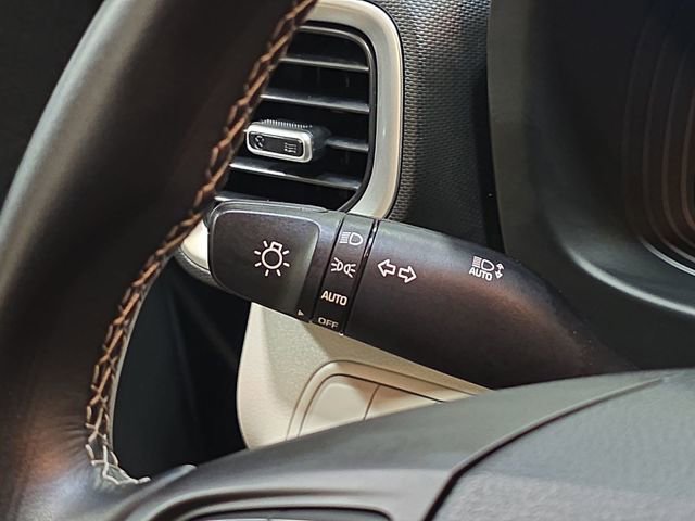 Used 2025 Hyundai Venue SEL image 29