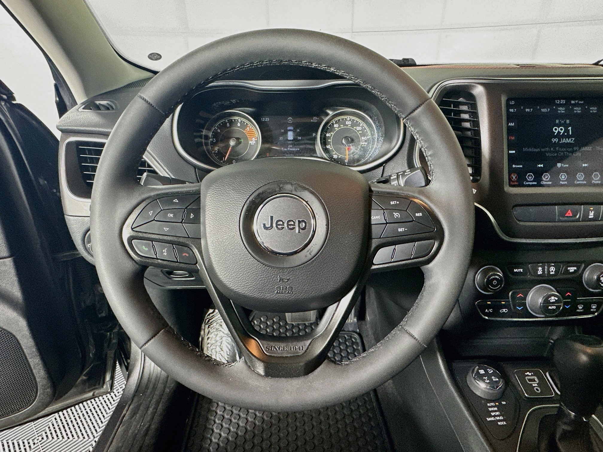 Used 2022 Jeep Cherokee Trailhawk AWD/4WD image 15