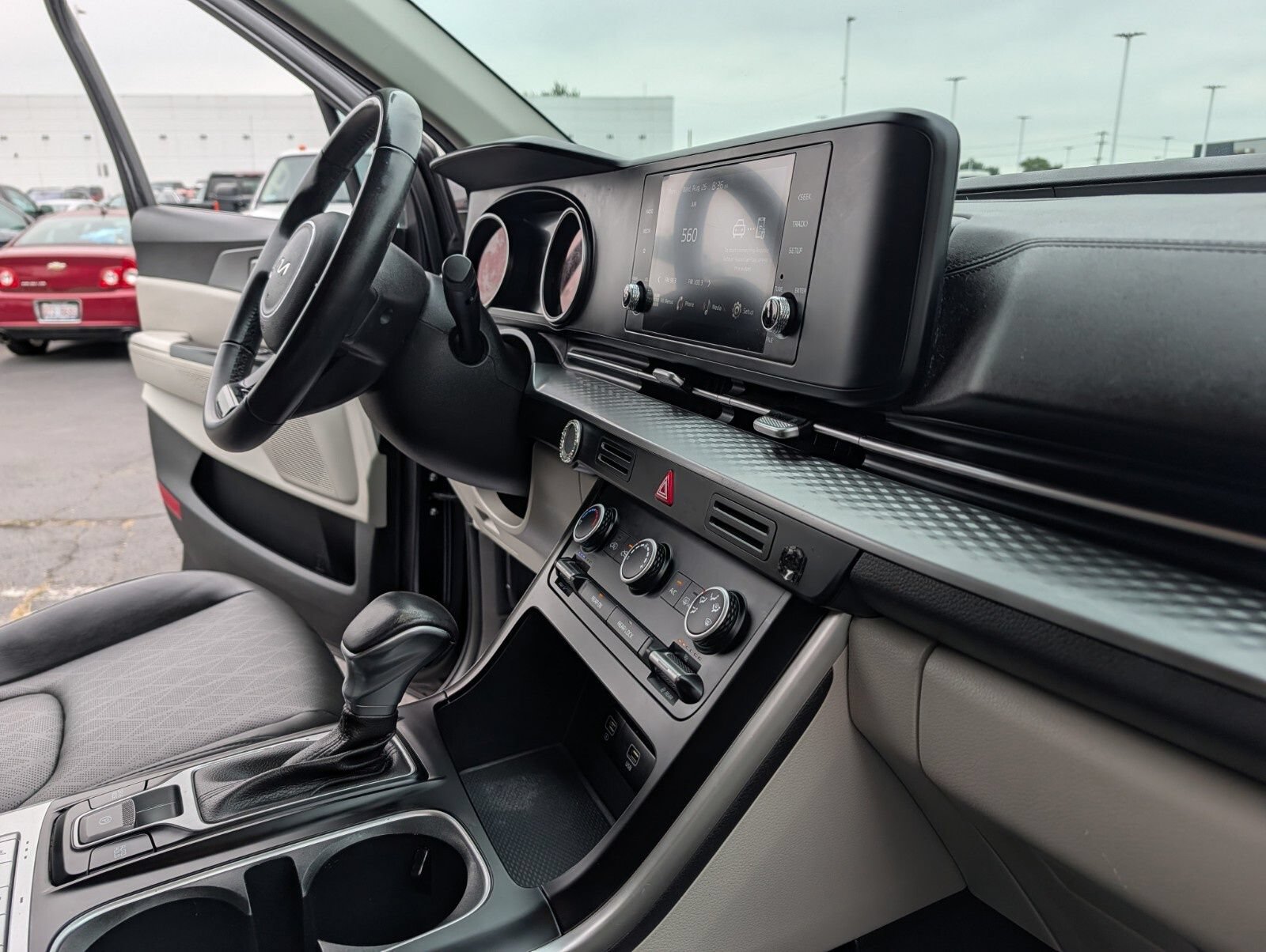 Used 2023 Kia Carnival LX FWD image 23