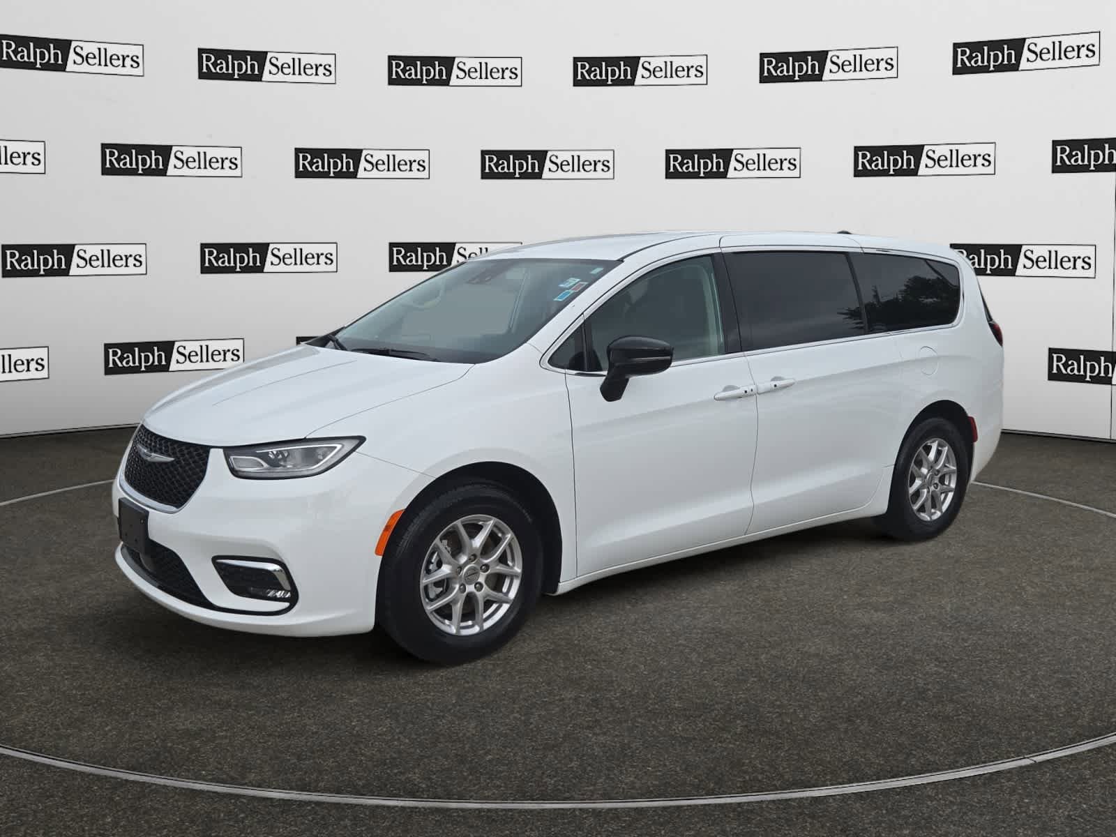 Used 2024 Chrysler Pacifica Touring-L FWD image 2