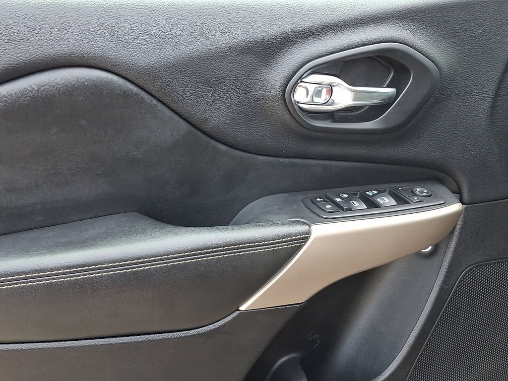 Used 2018 Jeep Cherokee Limited AWD/4WD image 13