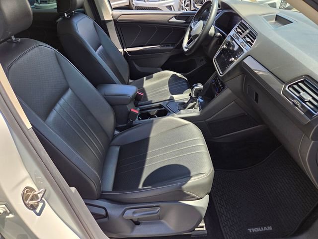 Certified 2022 Volkswagen Tiguan SE w/ Panoramic Sunroof Package FWD image 17
