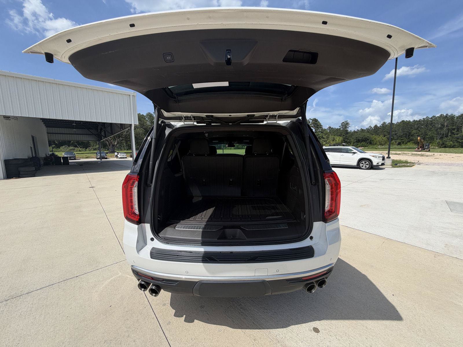 Used 2023 GMC Yukon XL Denali RWD image 21