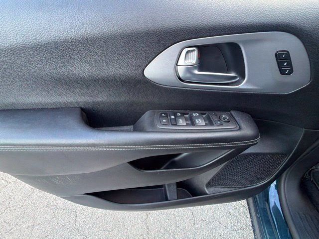 Used 2023 Chrysler Pacifica Touring-L w/ S Appearance Package FWD image 10