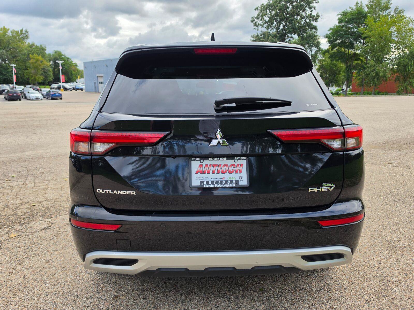 Used 2024 Mitsubishi Outlander 4WD Plug-In Hybrid image 14