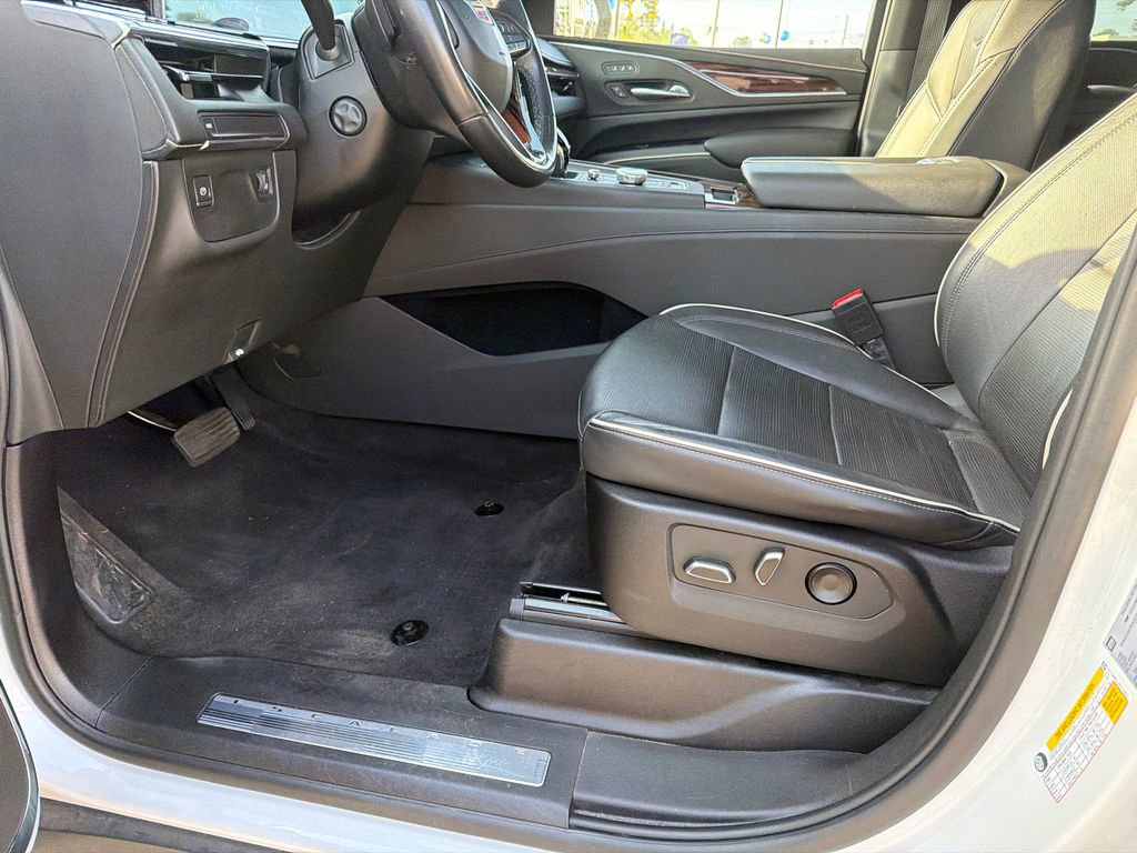 Used 2023 Cadillac Escalade Premium Luxury RWD image 9
