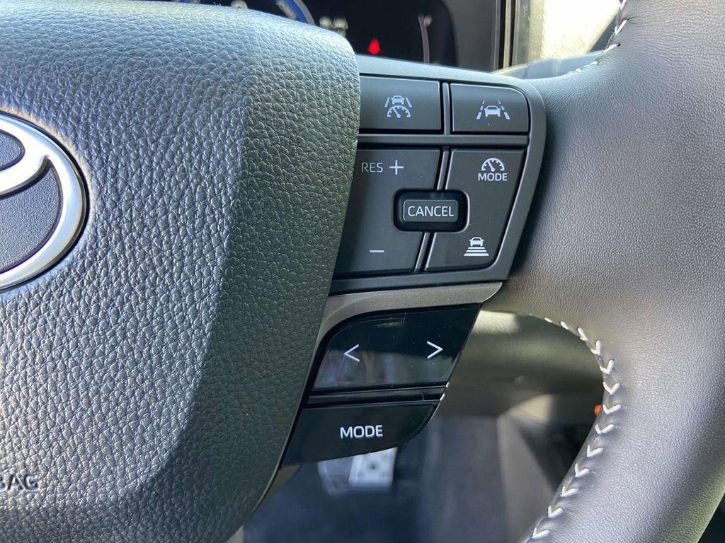 Used 2025 Toyota Camry SE image 32