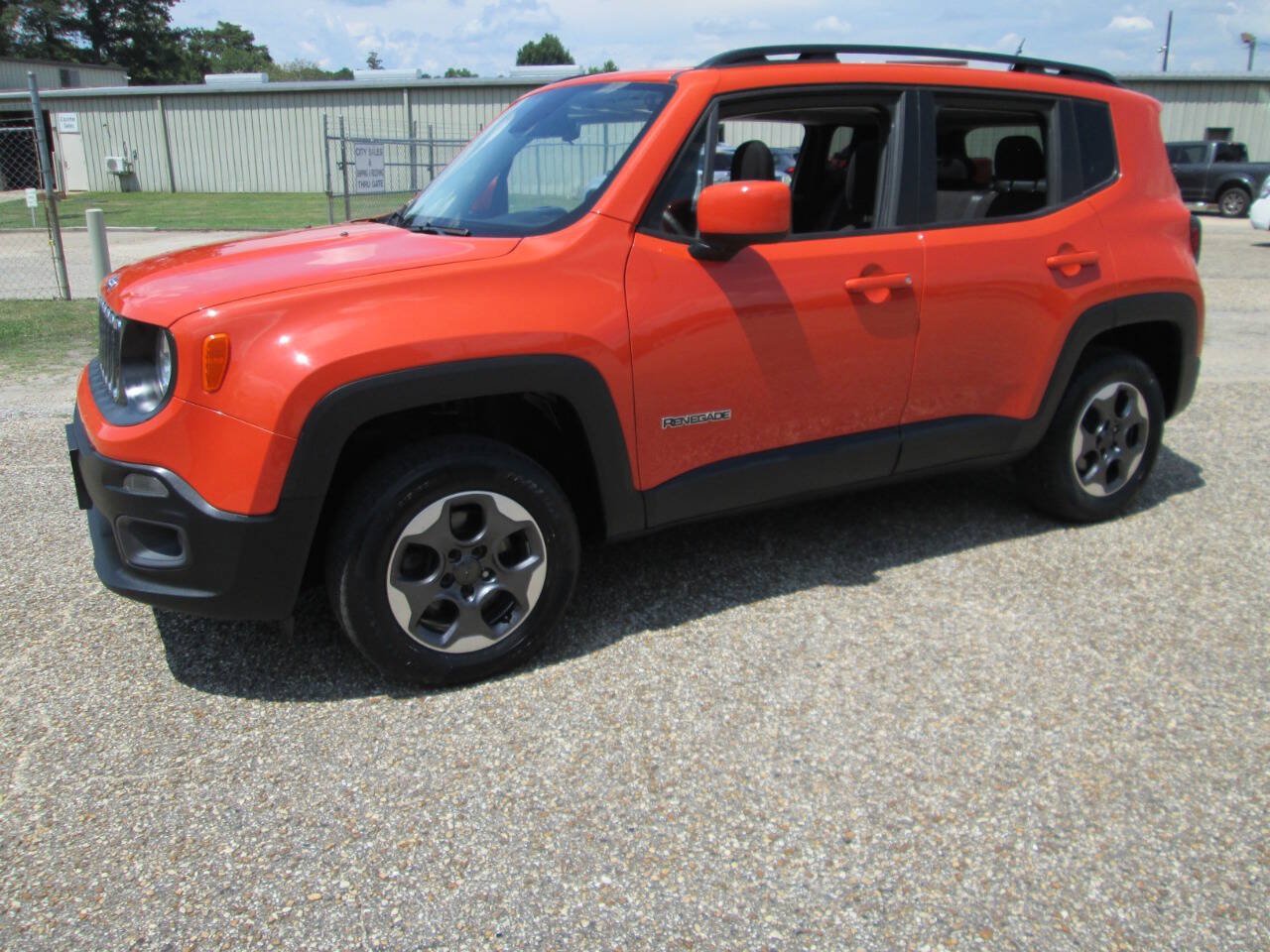 Used 2015 Jeep Renegade Latitude AWD/4WD image 2