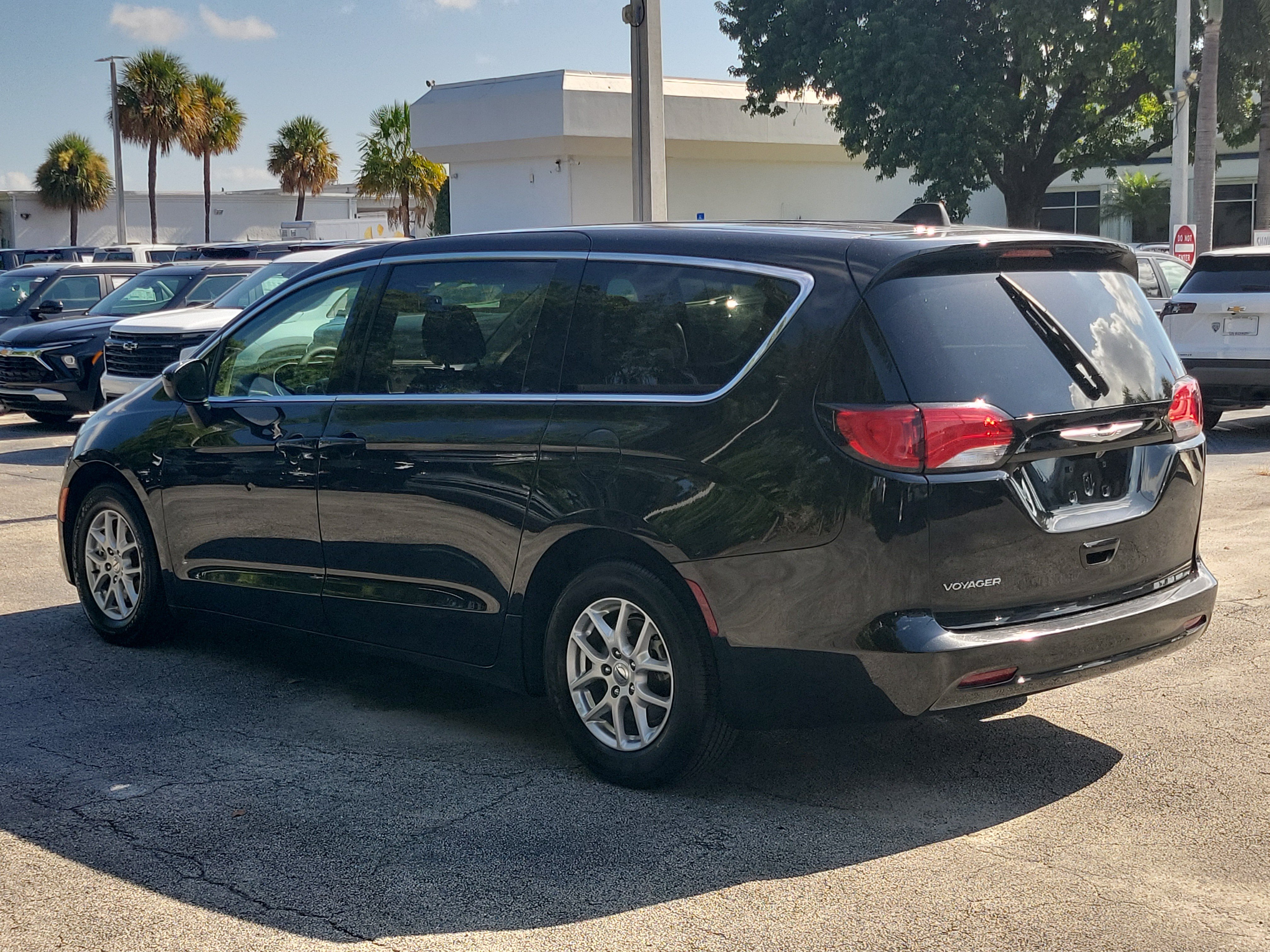 Used 2023 Chrysler Voyager LX FWD image 5