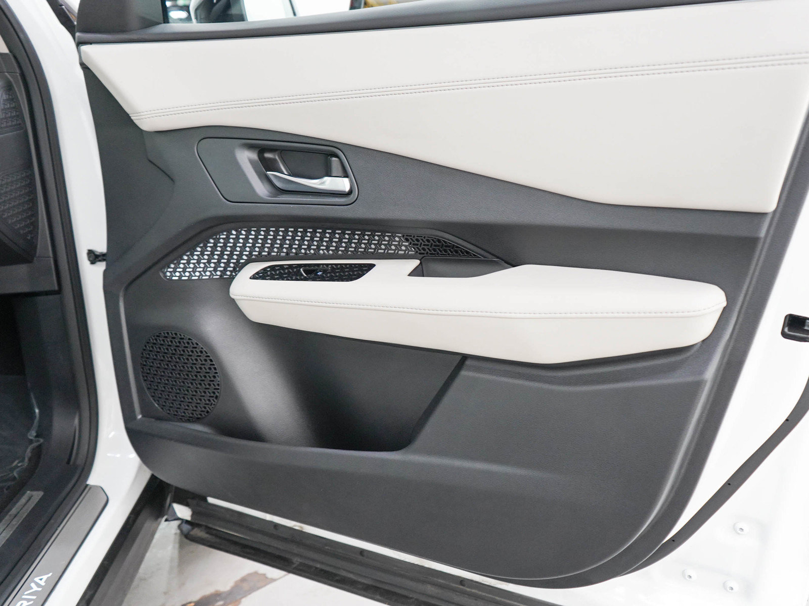 Used 2024 Nissan Ariya AWD image 9