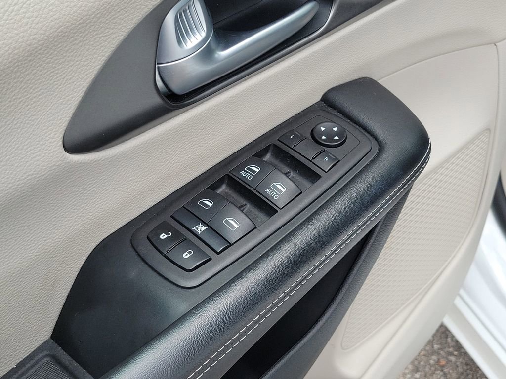 Used 2024 Chrysler Pacifica Touring-L FWD image 23