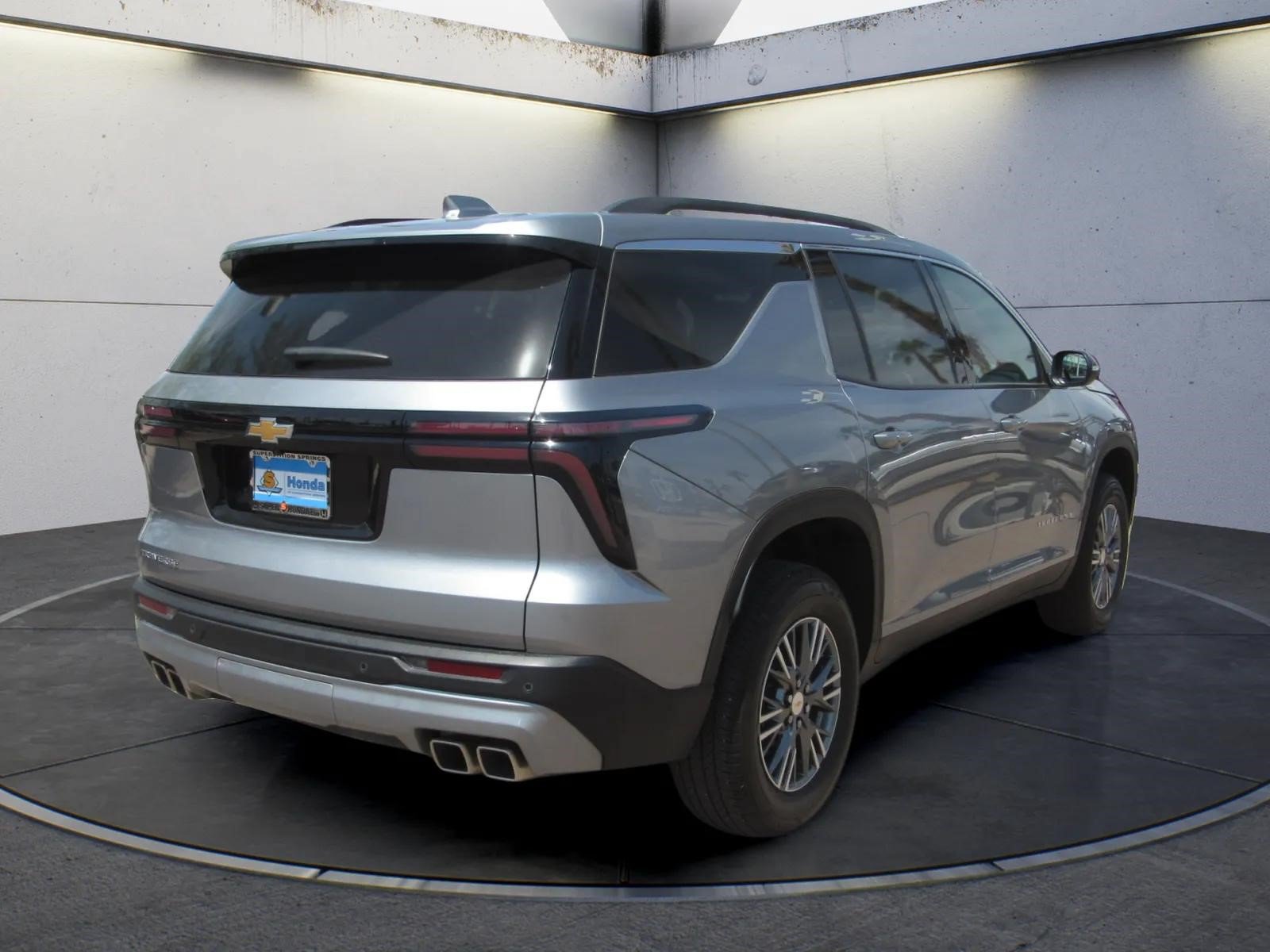 Used 2025 Chevrolet Traverse LT FWD image 5