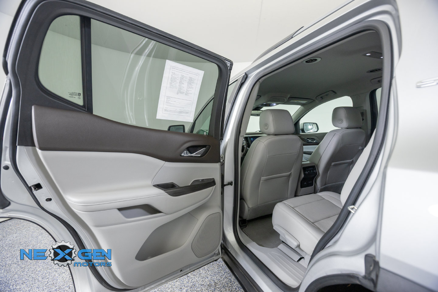 Used 2020 GMC Acadia SLT w/ LPO, Cargo Package AWD/4WD image 29