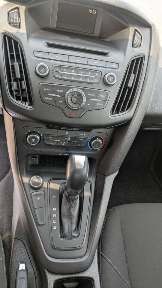 Used 2016 Ford Focus SE w/ SE Sport Package FWD image 27