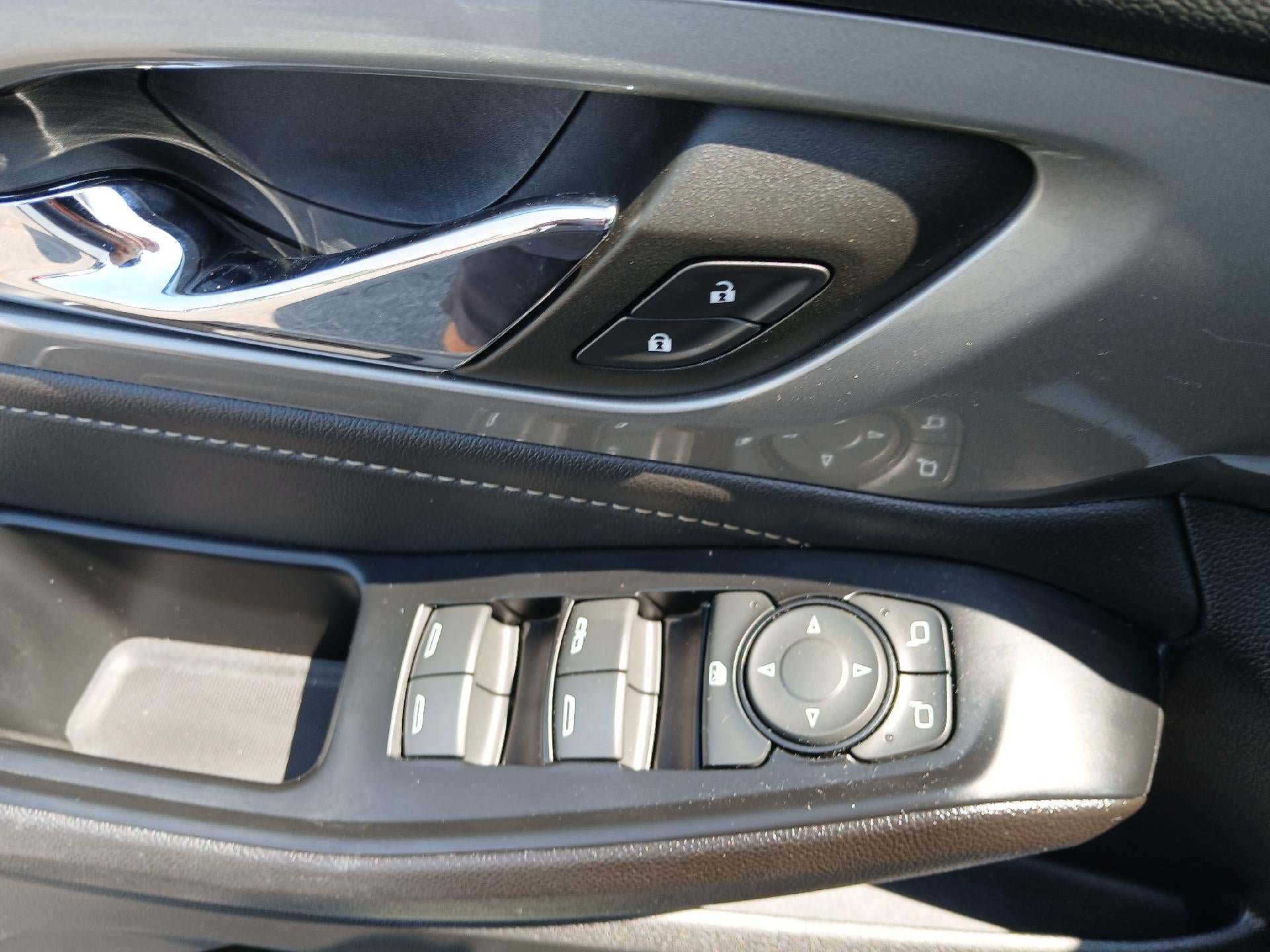 Used 2023 Chevrolet Traverse LT FWD image 14