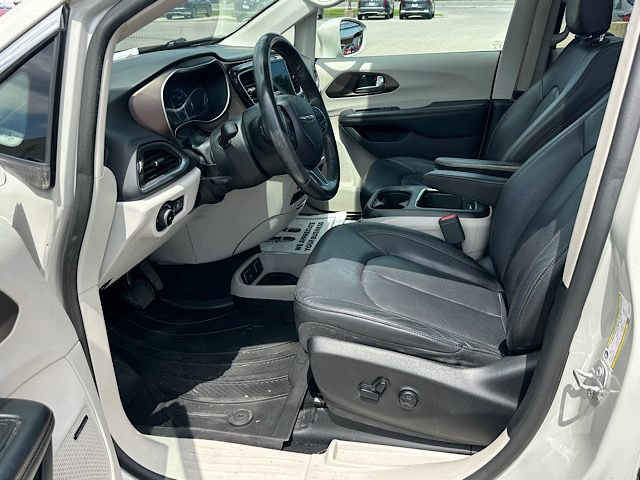 Used 2019 Chrysler Pacifica Touring-L Plus w/ Advanced Safetytec Group FWD image 13
