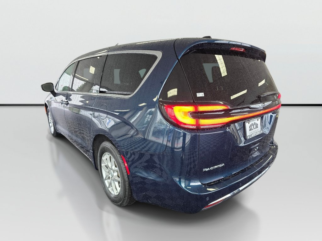 Used 2025 Chrysler Pacifica Select FWD image 3