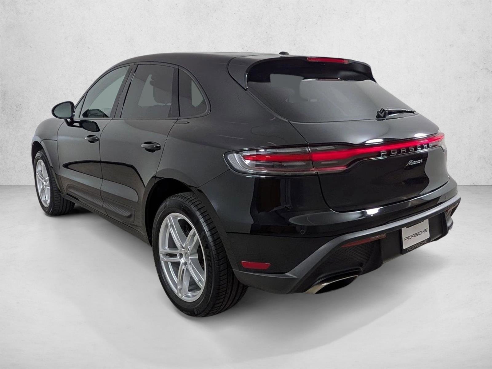 Certified 2025 Porsche Macan AWD/4WD image 3
