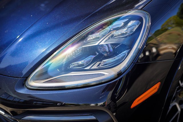 Used 2023 Porsche Cayenne Platinum Edition image 3