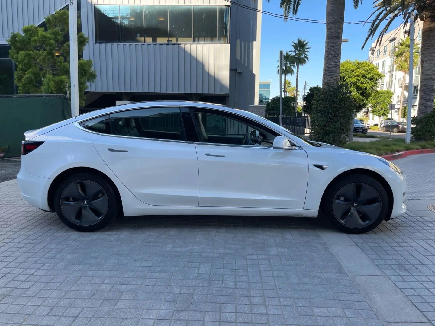 Used 2019 Tesla Model 3 Standard Range Plus image 4
