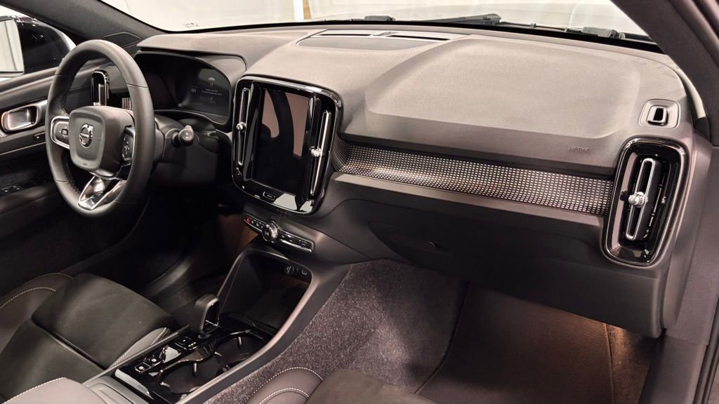 Certified 2025 Volvo XC40 B5 Plus image 19