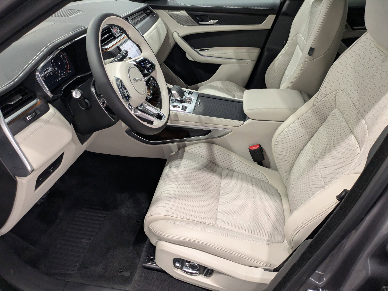 New 2026 Jaguar F-PACE R-Dynamic S image 6