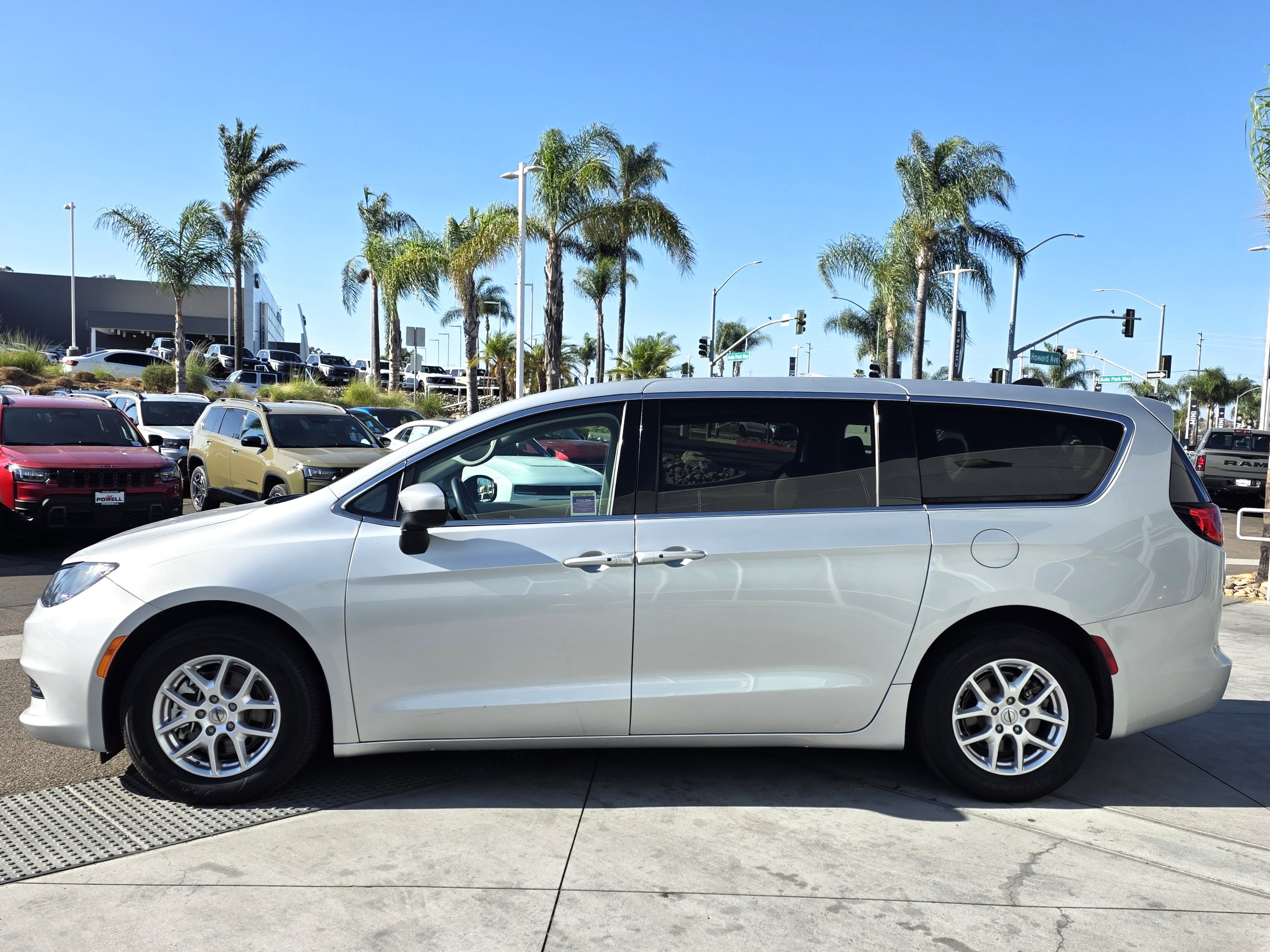 Certified 2023 Chrysler Voyager LX FWD image 2