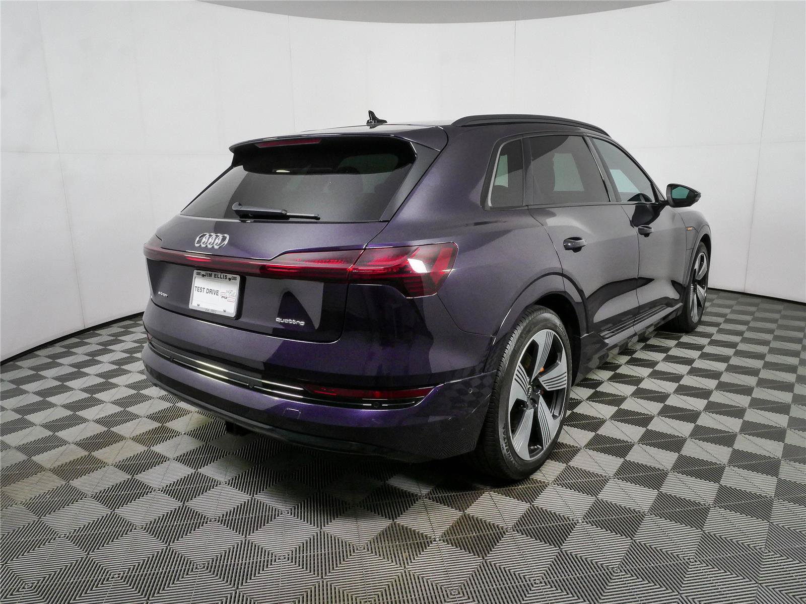Used 2023 Audi e-tron Premium Plus w/ Premium Plus Package AWD/4WD image 3
