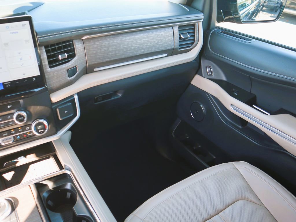 Used 2024 Ford Expedition Limited image 12