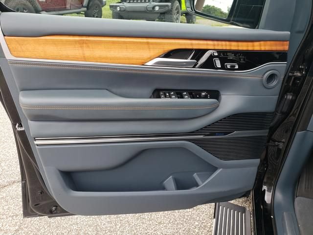 Used 2024 Jeep Grand Wagoneer Series III w/ Rear Seat Video Group 1 AWD/4WD image 10