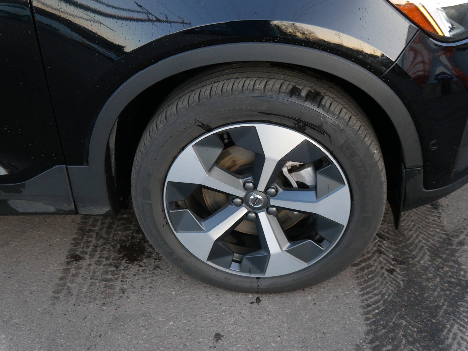 Used 2025 Volvo XC40 B5 Plus image 9