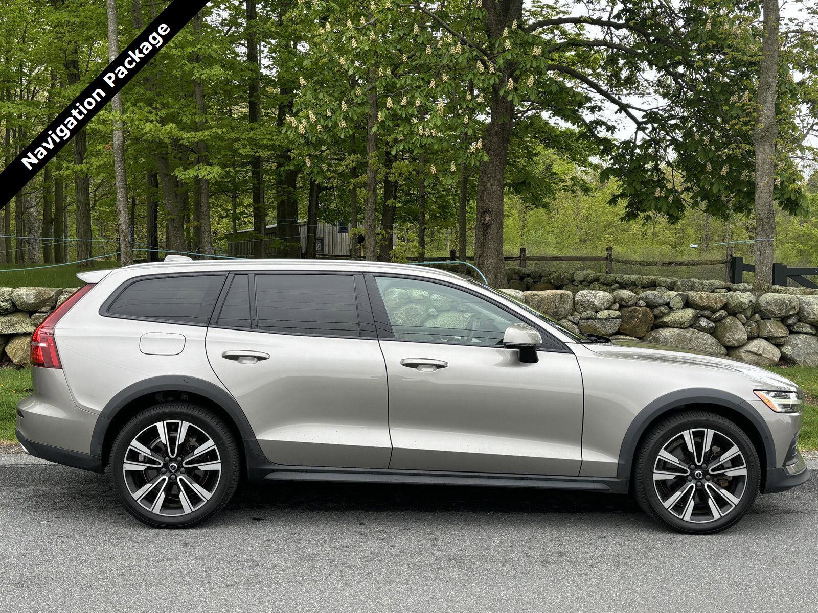 Used 2020 Volvo V60 T5 Cross Country AWD/4WD image 2