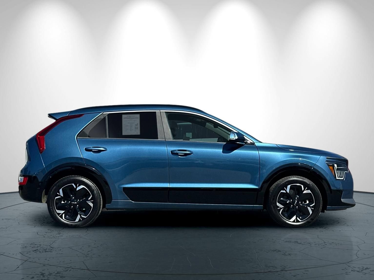 Used 2024 Kia Niro Wind w/ Wind Preserve Package FWD image 3