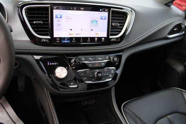 Used 2025 Chrysler Pacifica Limited FWD image 19