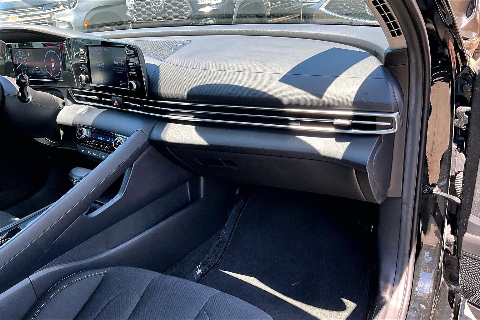 Used 2022 Hyundai Elantra SEL w/ Convenience Package FWD image 14
