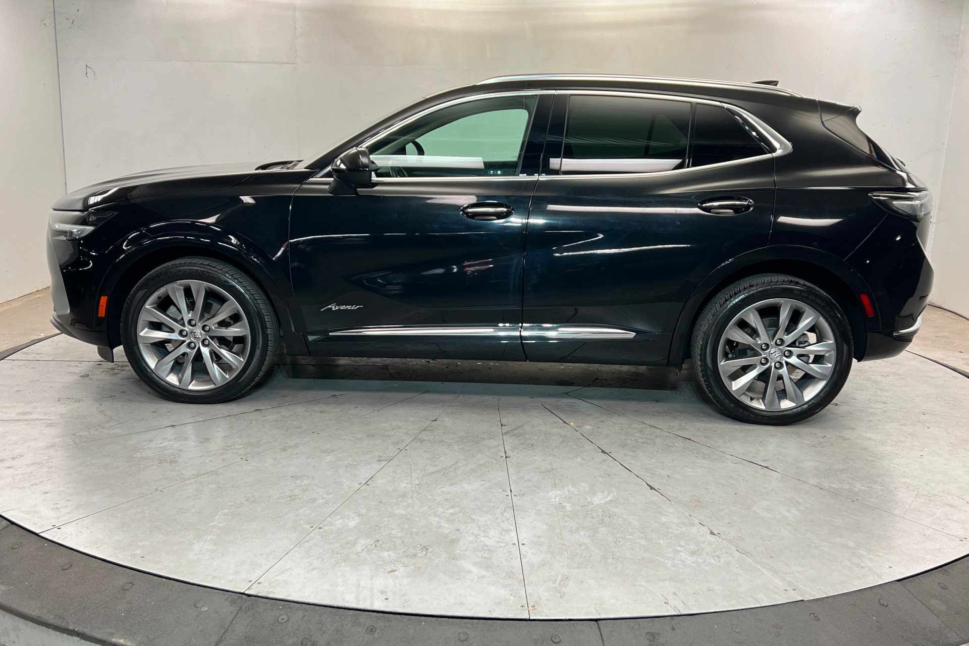 Used 2023 Buick Envision Avenir image 2