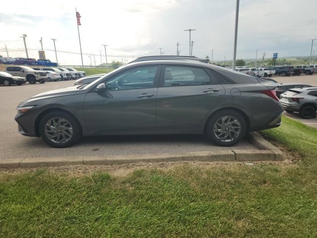 Used 2024 Hyundai Elantra Blue FWD image 7