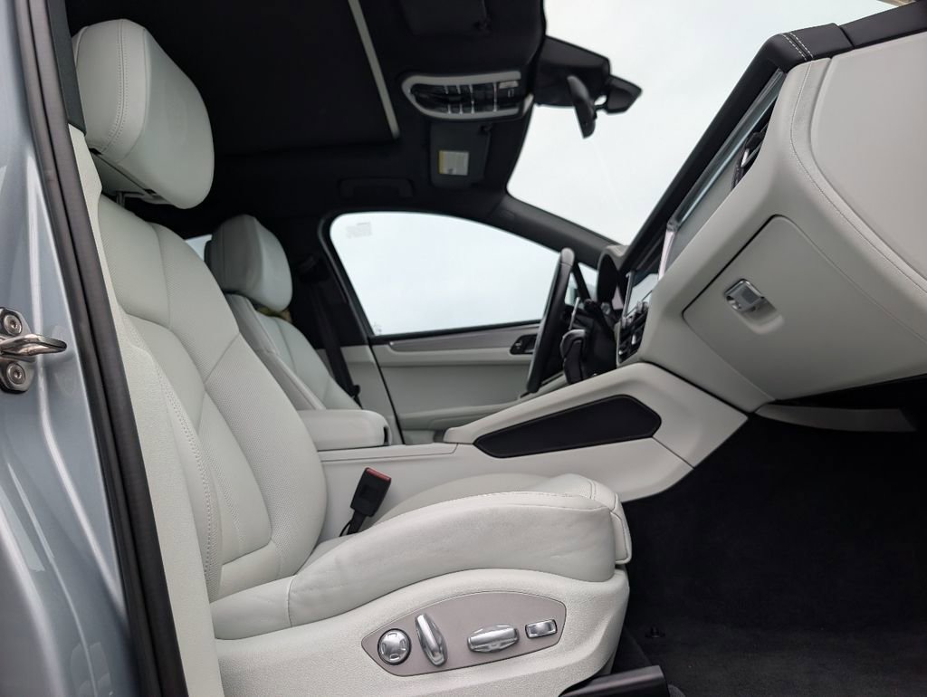 Certified 2024 Porsche Macan AWD/4WD image 17