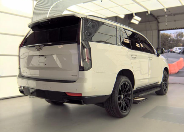Used 2021 Cadillac Escalade Premium Luxury AWD/4WD image 2