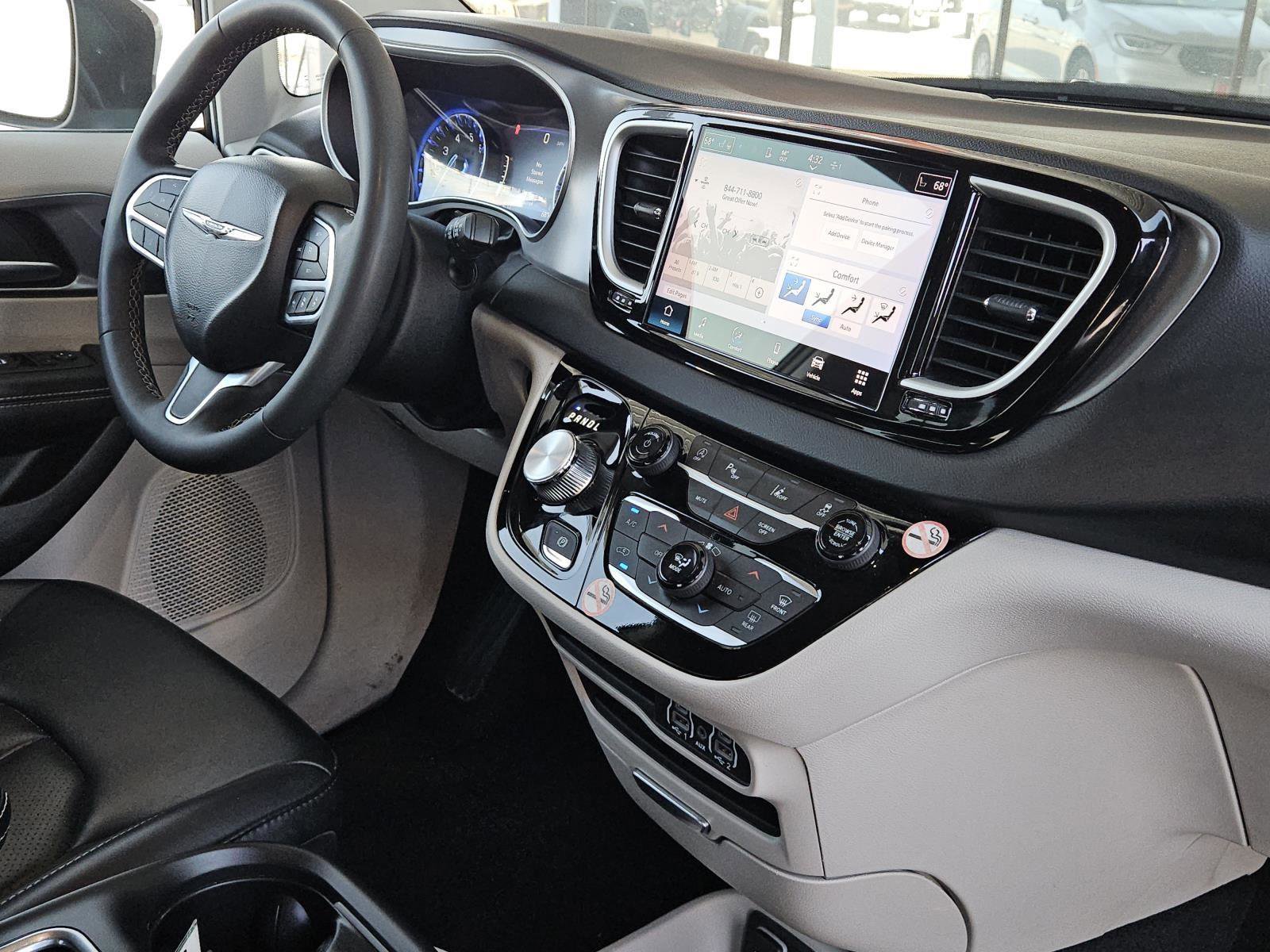 Used 2023 Chrysler Pacifica Touring-L image 29