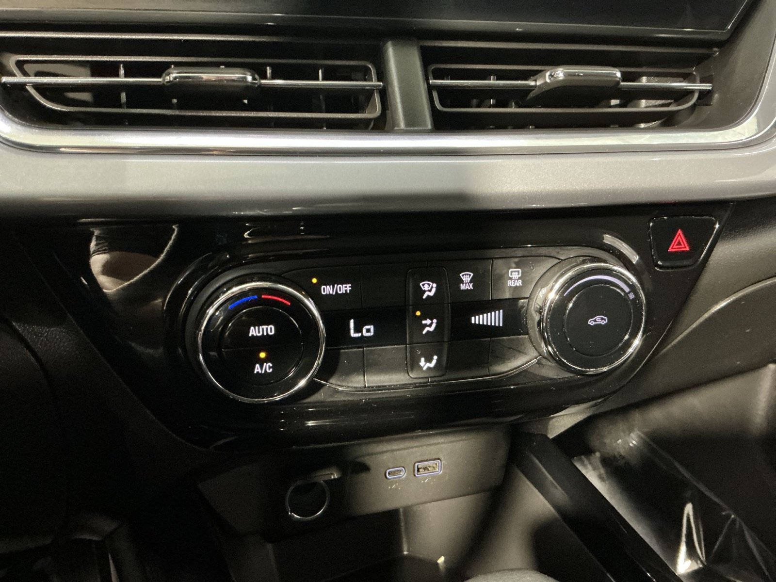 Used 2024 Chevrolet Trax LT FWD image 21