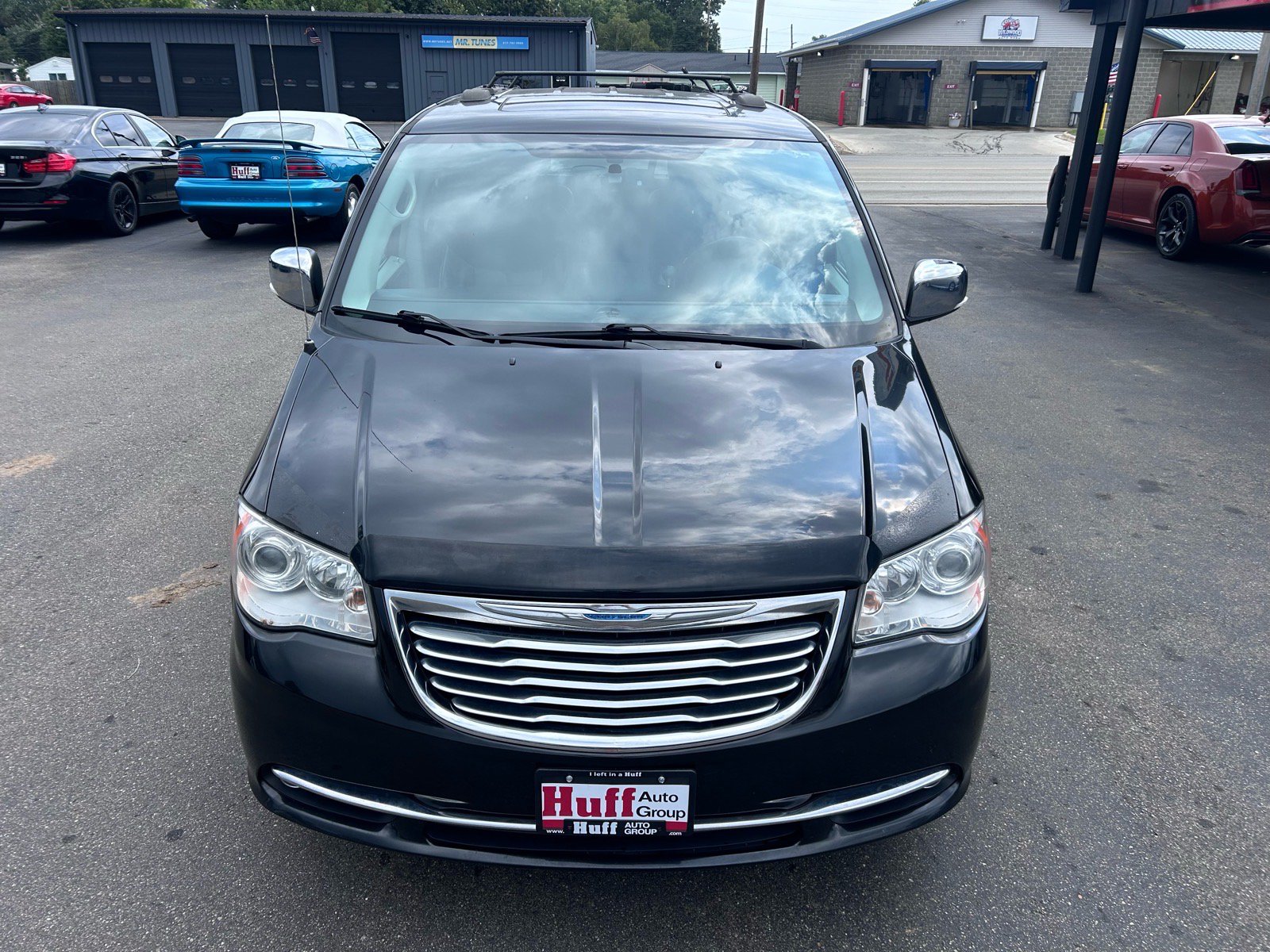 Used 2016 Chrysler Town & Country Limited Platinum FWD image 2