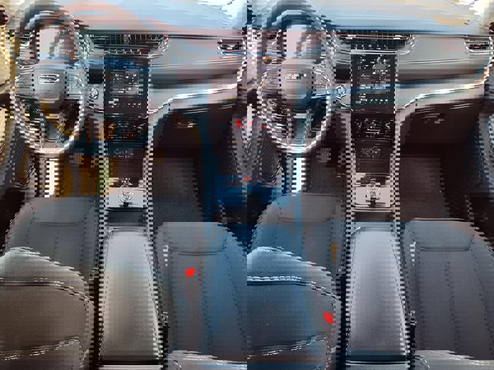 Used 2024 Jeep Grand Cherokee L Laredo w/ Luxury Tech Group I image 11