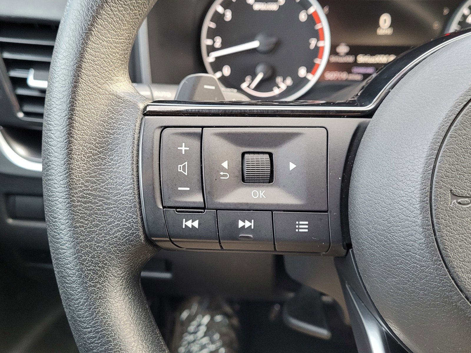 Used 2023 Nissan Rogue SV image 20