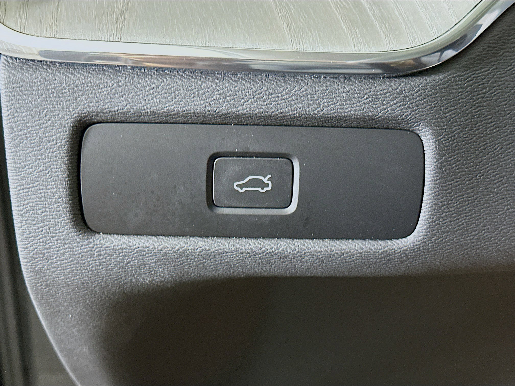 Used 2025 Volvo XC60 B5 Plus image 17