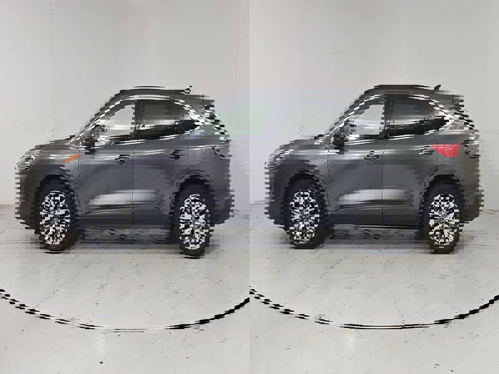 Used 2020 Ford Escape Titanium image 3