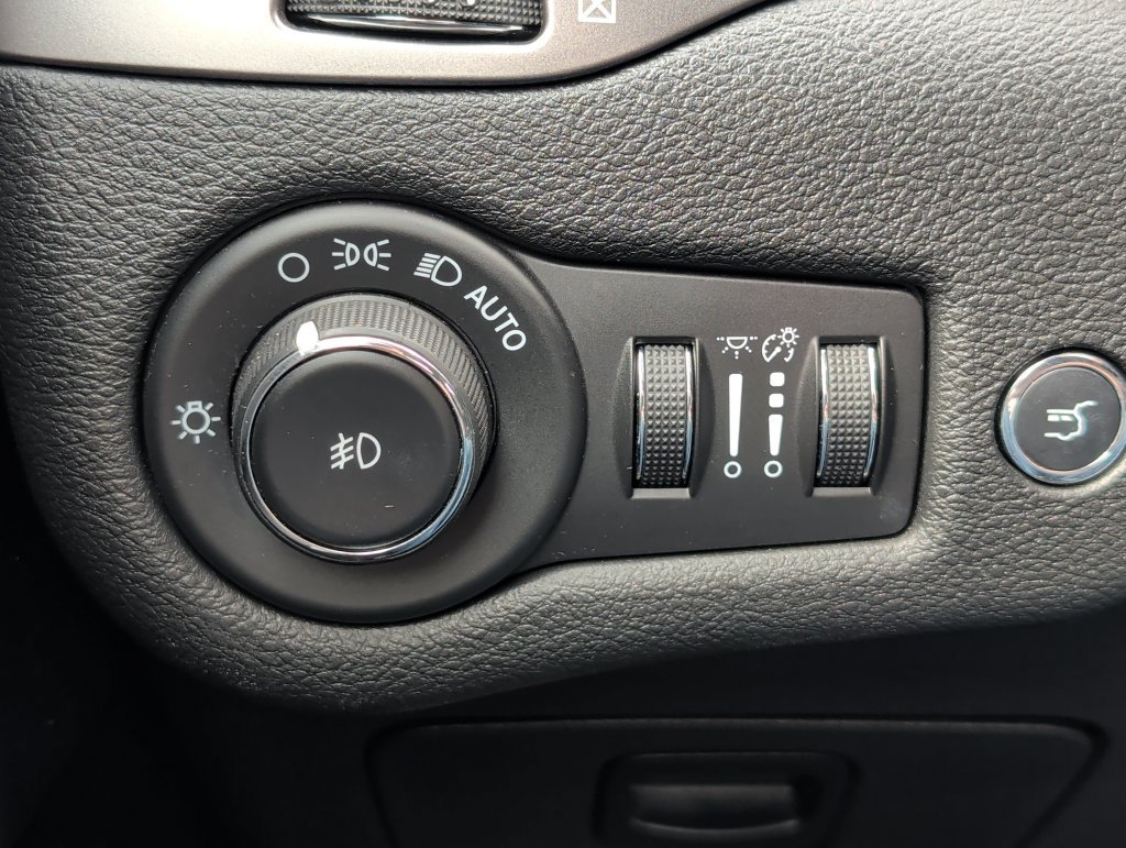 Used 2019 Jeep Cherokee Latitude w/ Comfort & Convenience Group AWD/4WD image 28